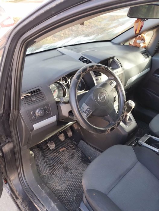 Vând sau schimb Opel zafira