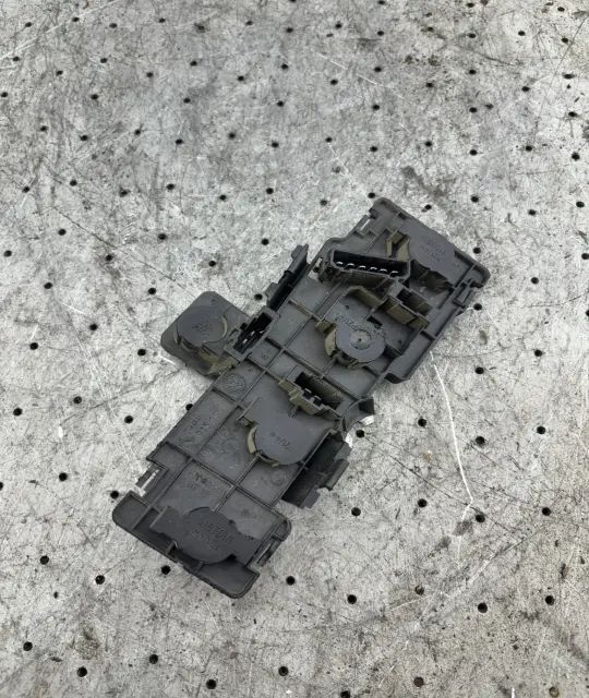 Soclu becuri lampa stop pe aripa dreapta 3B9 945 258 B Volkswagen VW