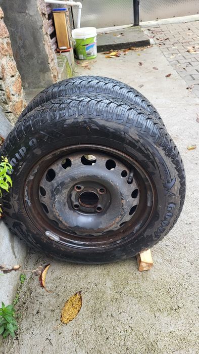 Vand doua roti cu genti sau fara genti .175/70R14 m+s