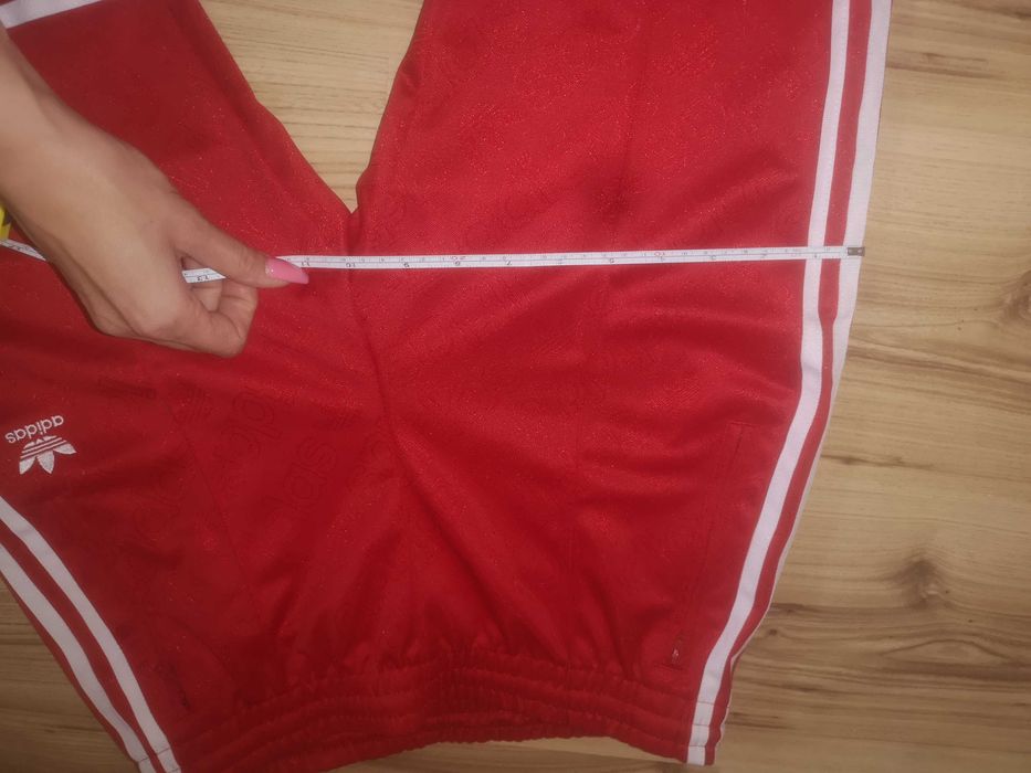 Червен екип Адидас