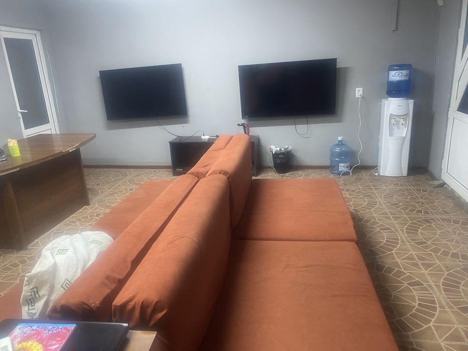 Платисковые окна и диван