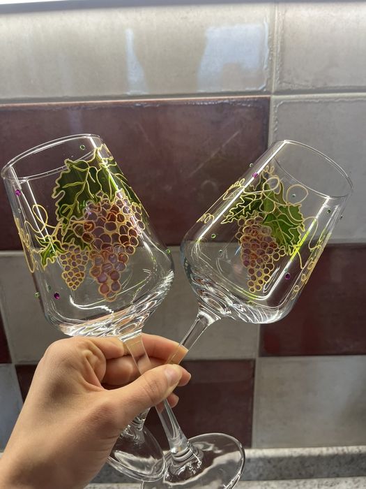 Ръчно рисувани чаши за вино