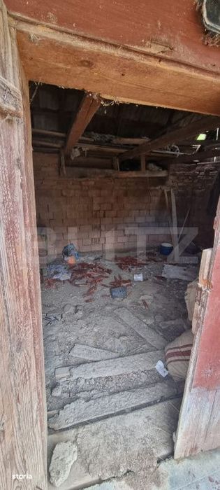 Casa cu doua corpuri,curte si gradina