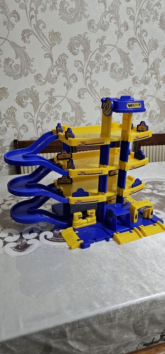 Игрушечный паркинг