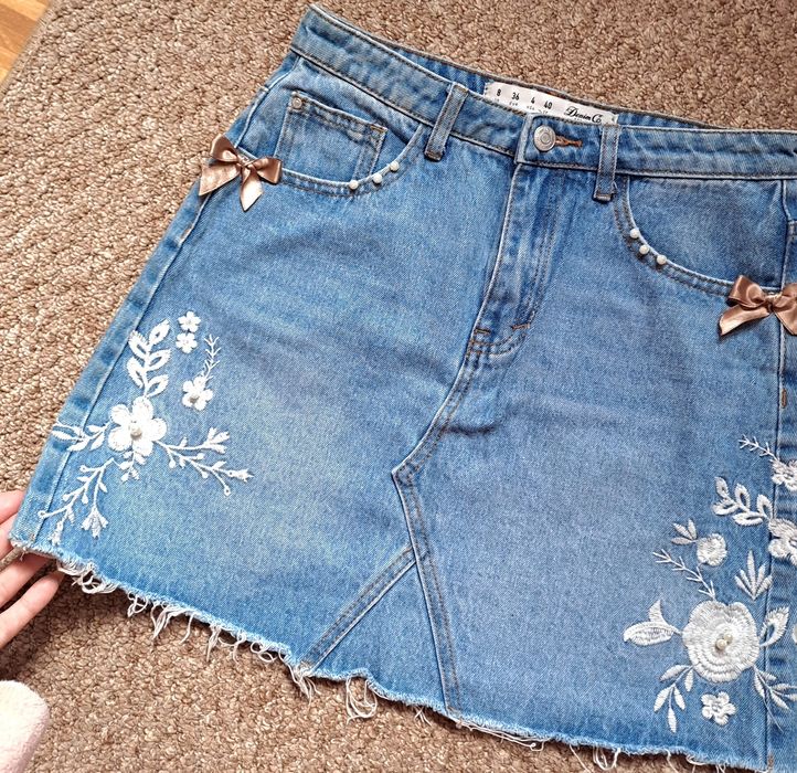 Fusta denim cu broderie si perlute aplicate fundite aurii