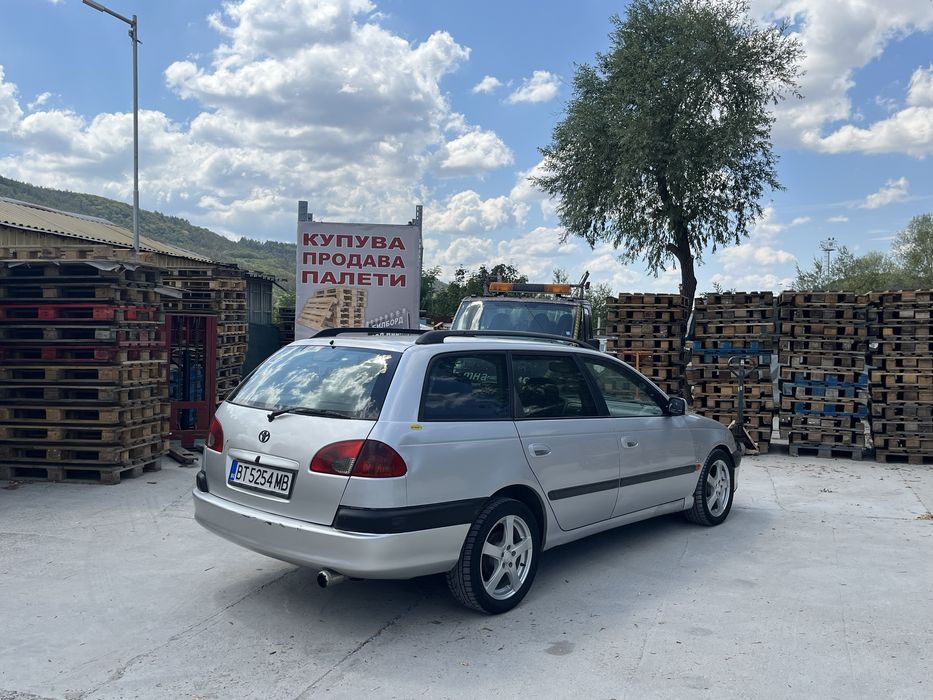 Toyota avensis цала за части или за ремонт