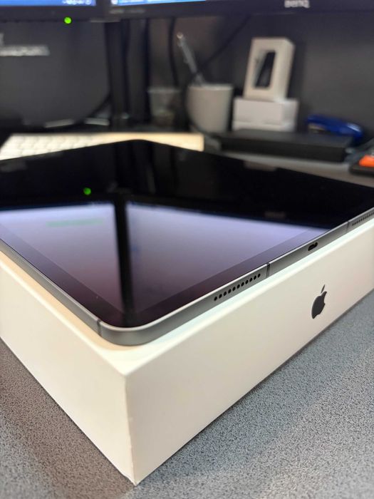 Vand iPad Pro 12.9 Gen. 5 cu procesor M1, Wi-Fi + Cellular 5G, 256GB - Space Gray, impecabil - ca nou