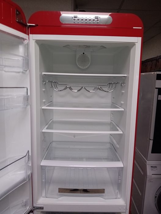 Като нов червен комбиниран хладилник с фризер ретро дизайн Smeg