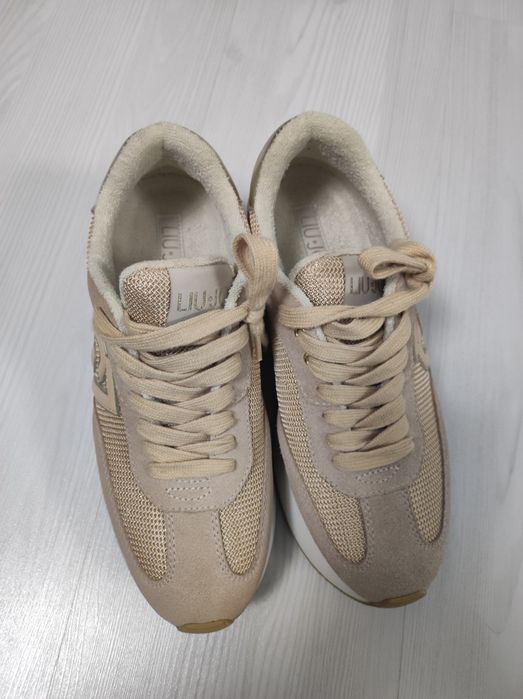 Adidași Nr 38.   ..