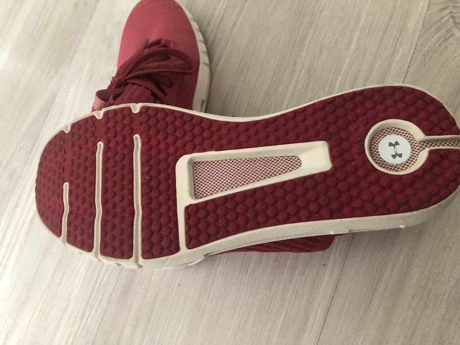 Продам женские кроссовки Under armour