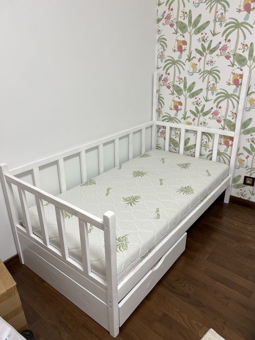 Продавам легло с матрак и шкафче  80х160