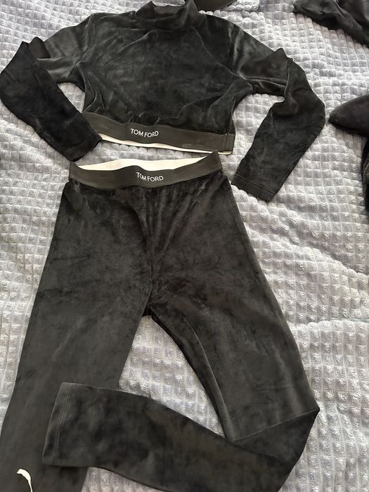 Сет от мека разтеглива плюшена материя . Размерът е универсален - S/M