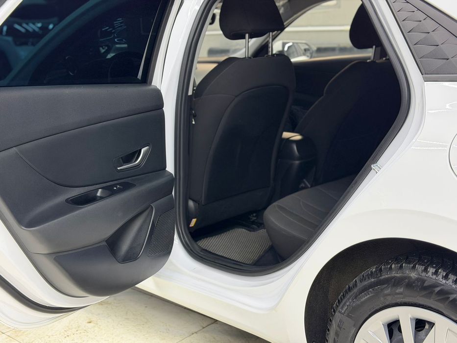 Продам хорошую дилерскую машину