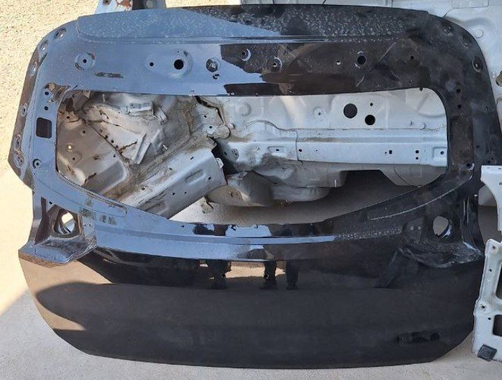 Tracker 2 bagaj oq va qora