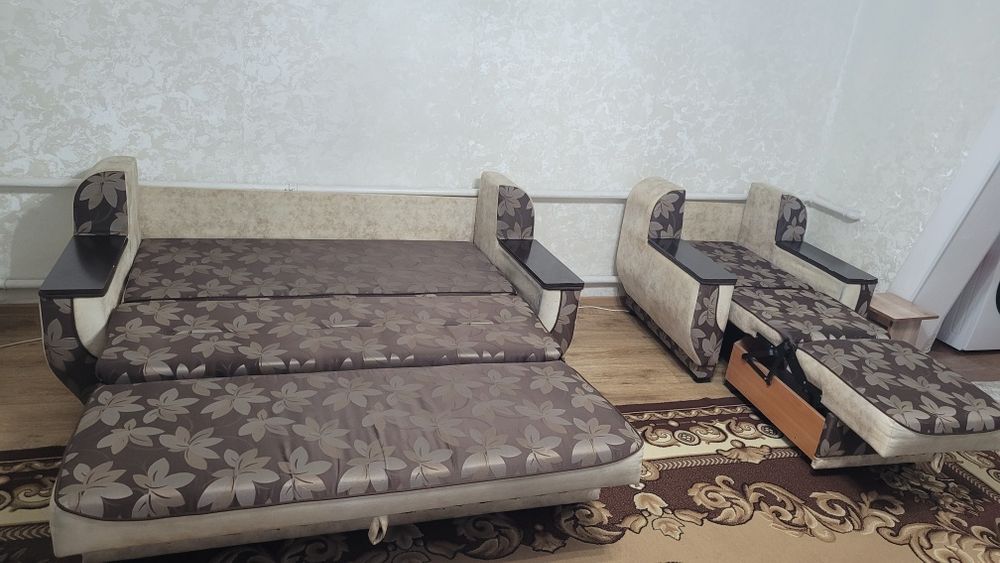 Продам диван с креслом , район компоса