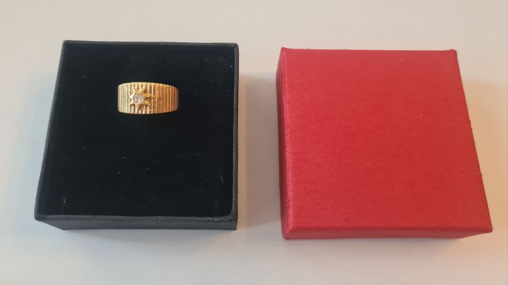 Нов дамски пръстен с камък, позлатен.