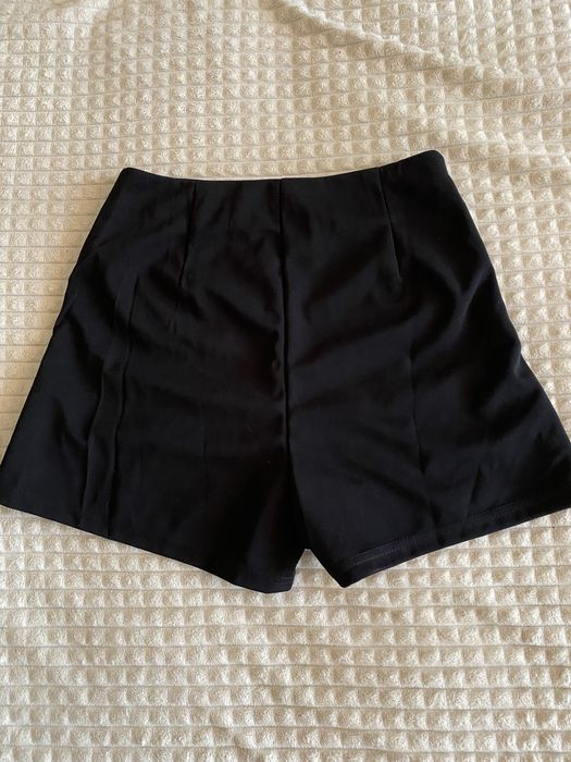 Черни къси панталонки с перли