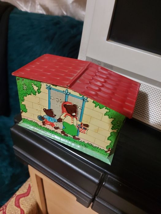 Детска касичка с езиче.