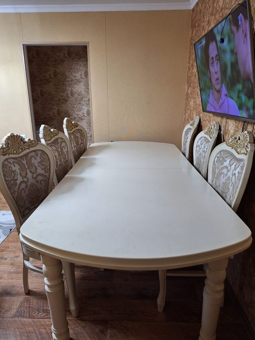 Продаётся красивый обеденный стол + 6 стульев