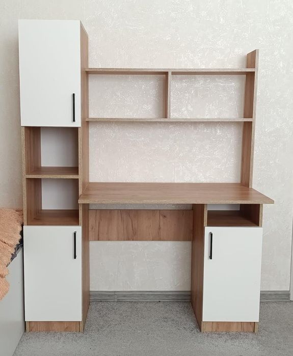 Продам парту с полками и шкафчиками