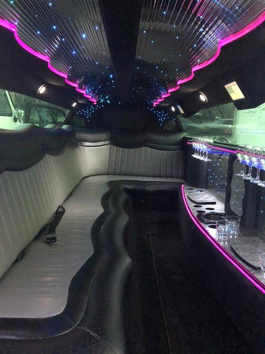 Розовый лимузин крайслер 300с