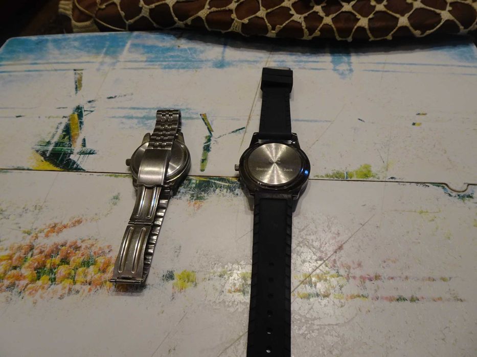 комплект 2 бр. използвани часовници БЕЗ включени батерии