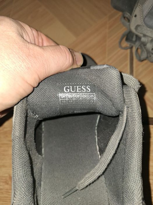 Vând adidași Guess