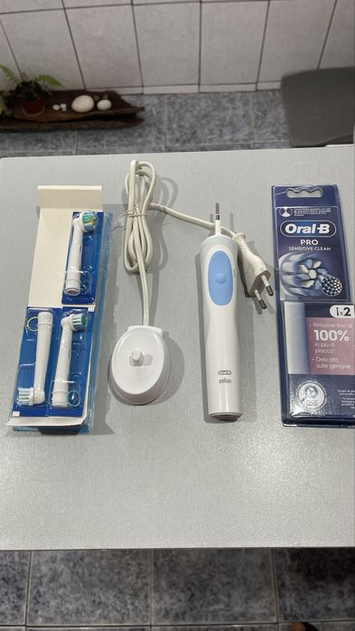 Periuta electrica Braun oral-B cu rezerve