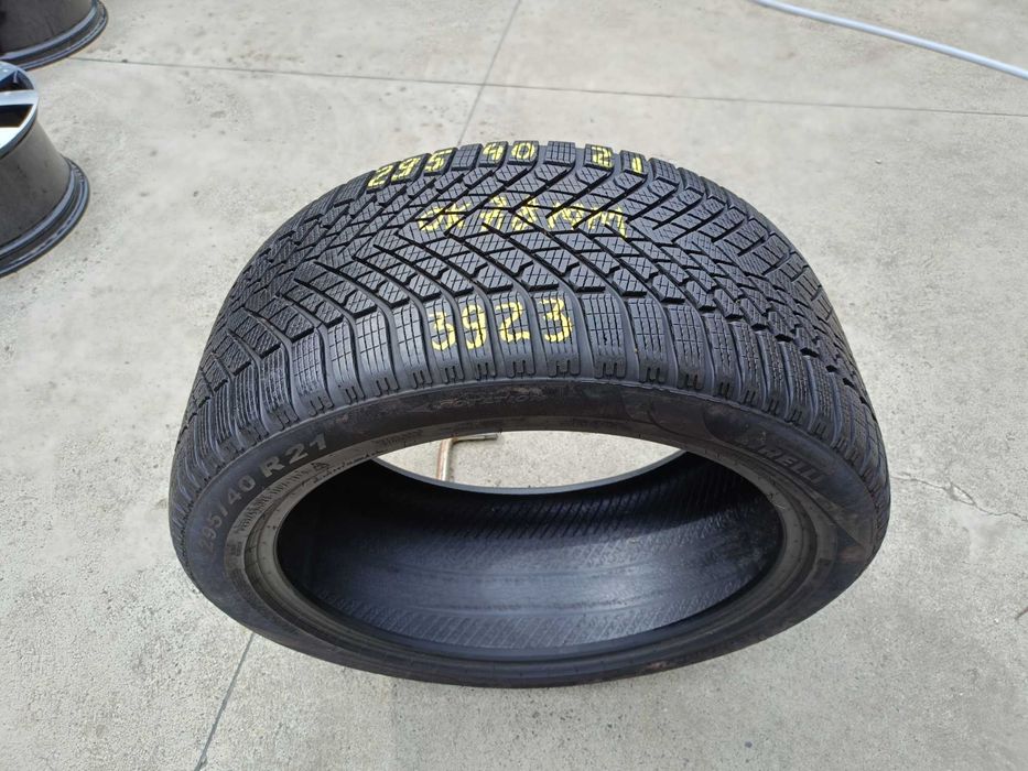 O anvelopa de iarna 295 40 21 pirelli scorpion winter 2 profil 7,8 mm dot 3923