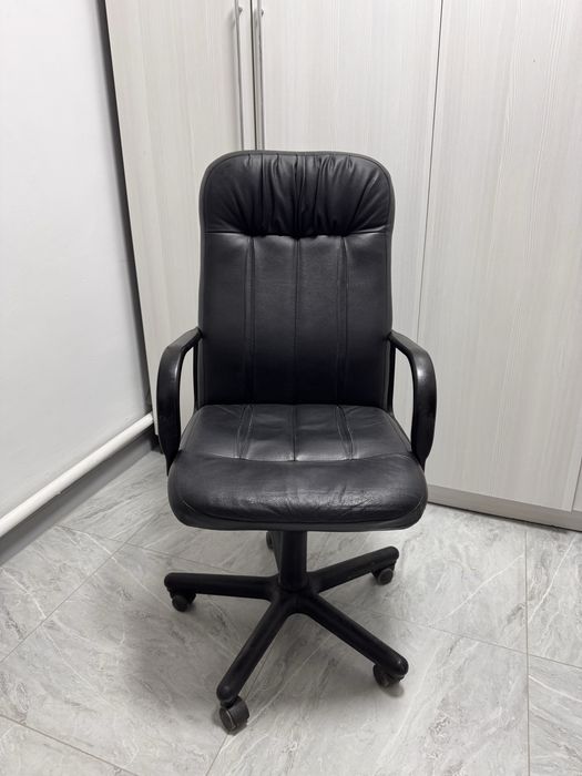 Офисные кресла кожаные 6 штук