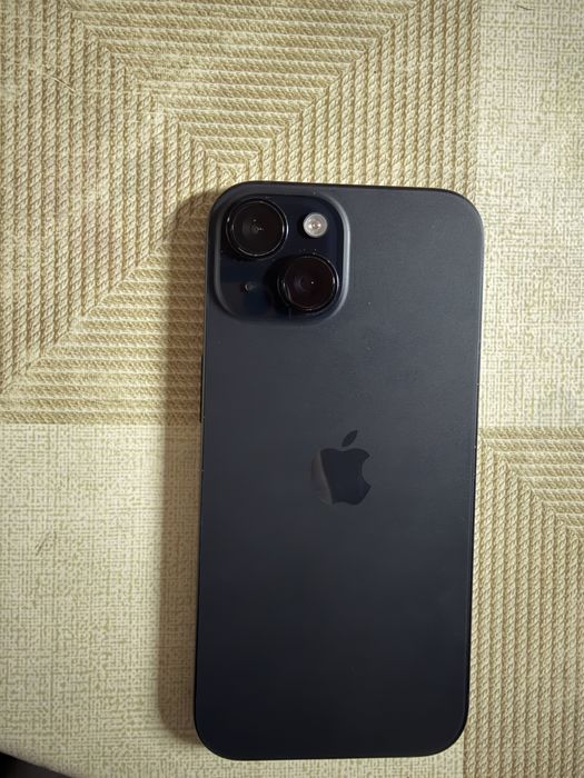 Vând iPhone 15, negru