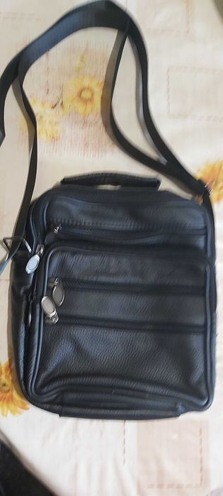 Продавам мъжки чанти от естествена кожа с пет отделения с цип