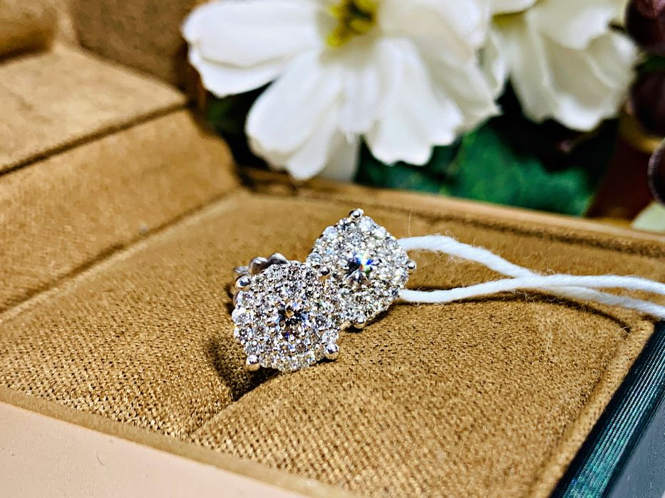 Изящные золотые серьги модели «Пусеты» с бриллиантами