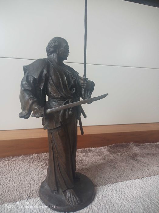 Продавам статуя на самурай бронз.