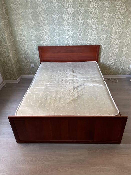кровать двуспальная.