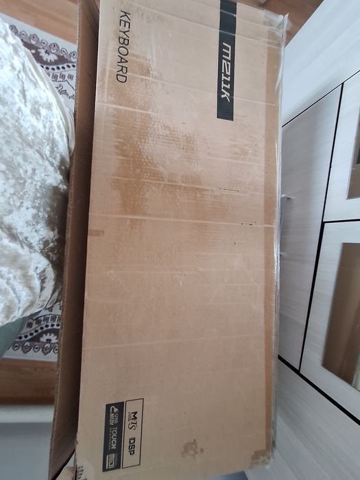 Продам синтезатор Medeli.