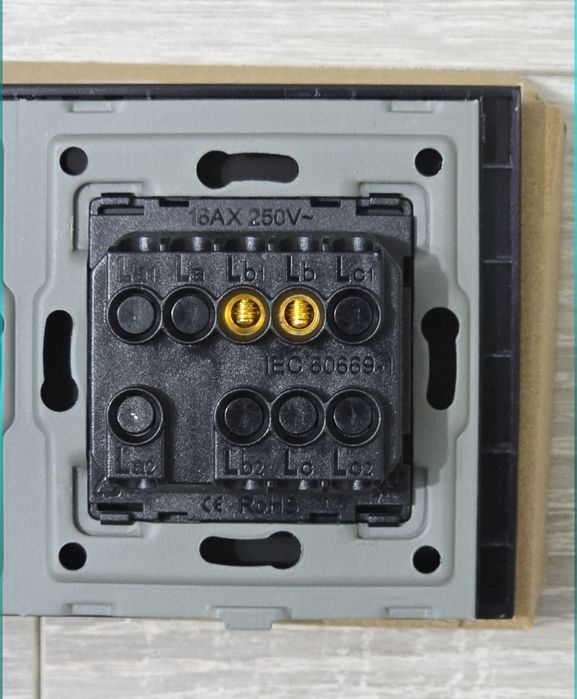 Priză Schuko + întrerupător sticlă – 1 slot, 1 cale – negru