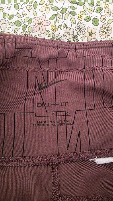 Спортни клинове на марките Nike и Under Armour.