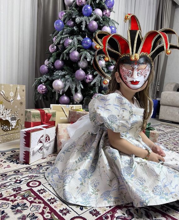 Потрясающее платье на девочку 100-115 см на 4-6лет