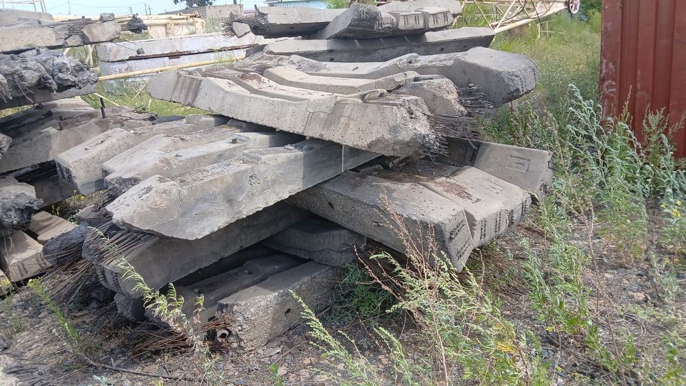 ЖБ шпалы негодные для использования на жд путях  на столбы ограждени