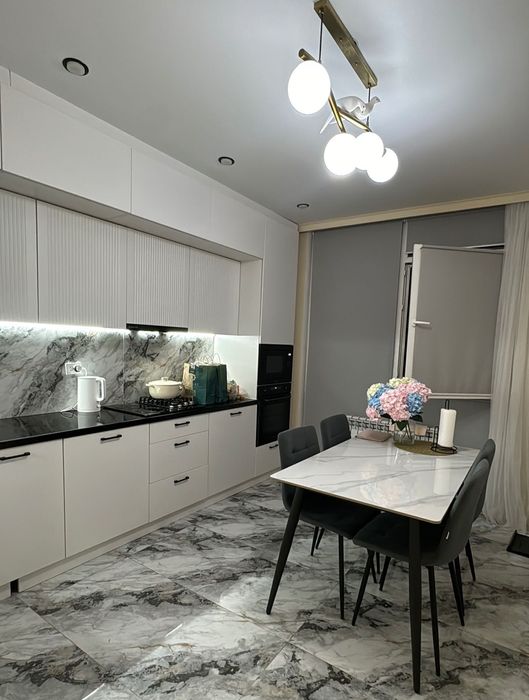 Срочно продам оьеденный стол +4стула