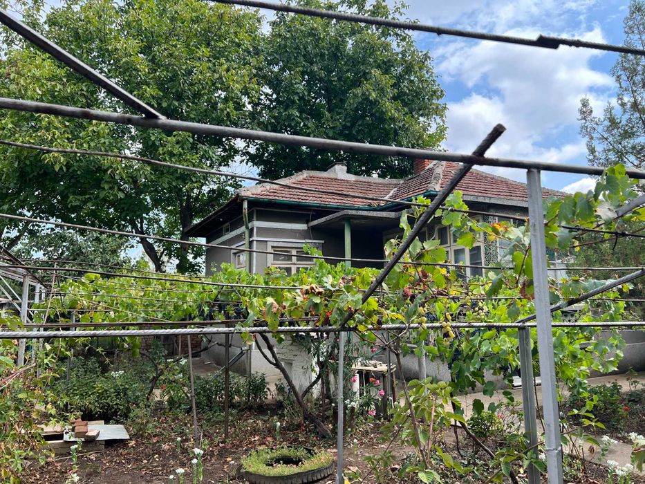 Продавам / Заменям къща с двор в село Бръшлен