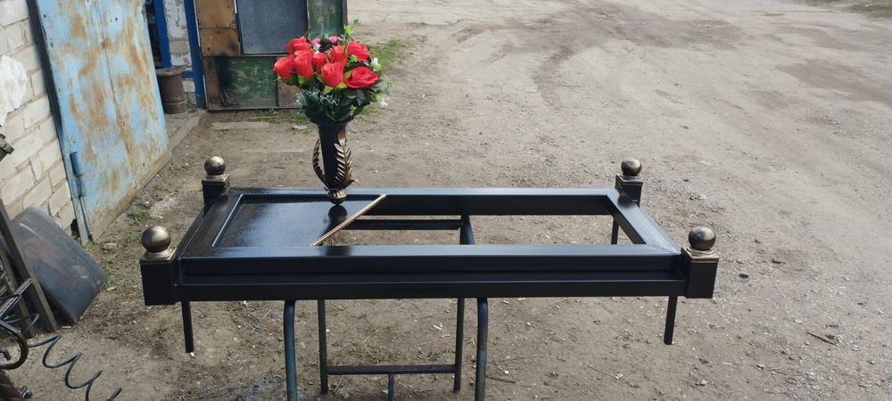 Продам цветочник на кладбище.