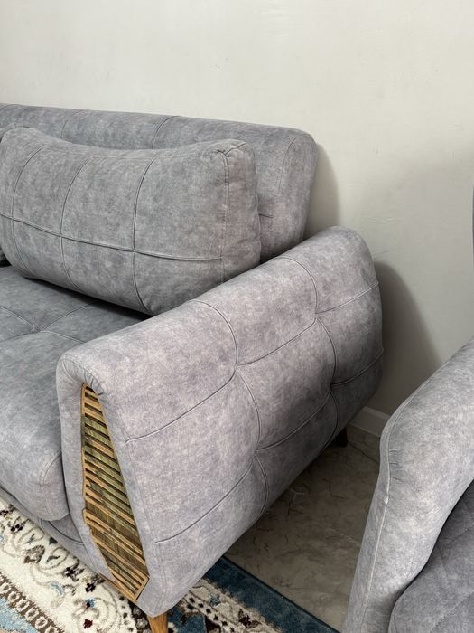 Срочно продам диван с двумя креслами