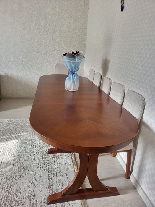 Стол и шесть стульев