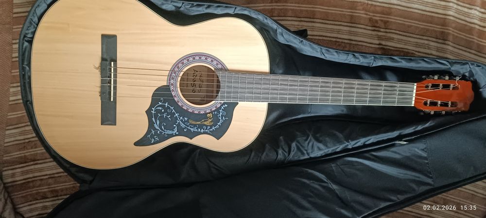 Продам гитару Adagio