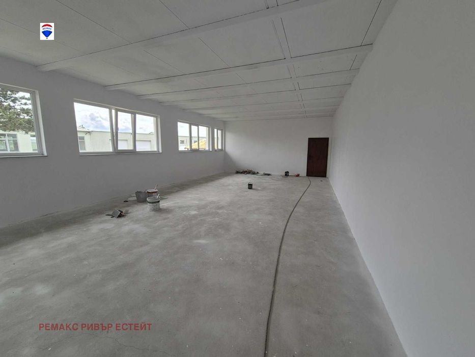 Дава се под наем Промишлена сграда в с. Смирненски, Област Русе - 365 кв.м за 1000 € - Снимка #2