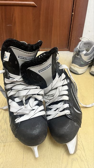 Хокейные коньки.