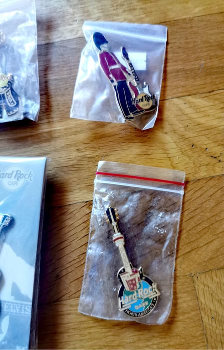 Значки емблеми пинове от HARD ROCK CAFE  чисто нови китарни баджове !