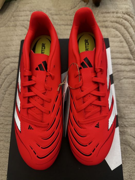 Два модела бутонки Adidas Predator и F 50
